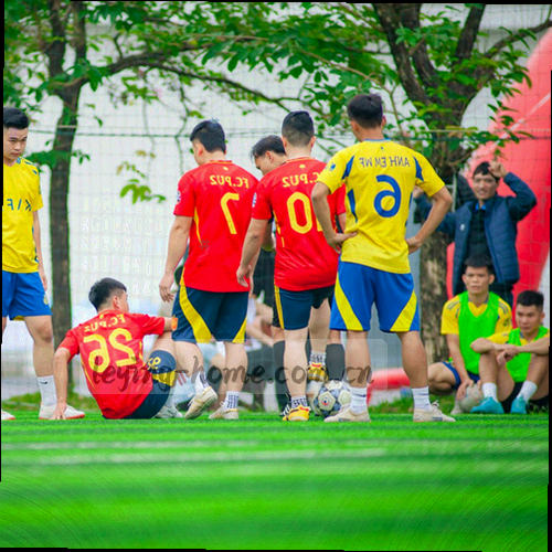广西南宁城市天际线剪影与民族特色图案装饰